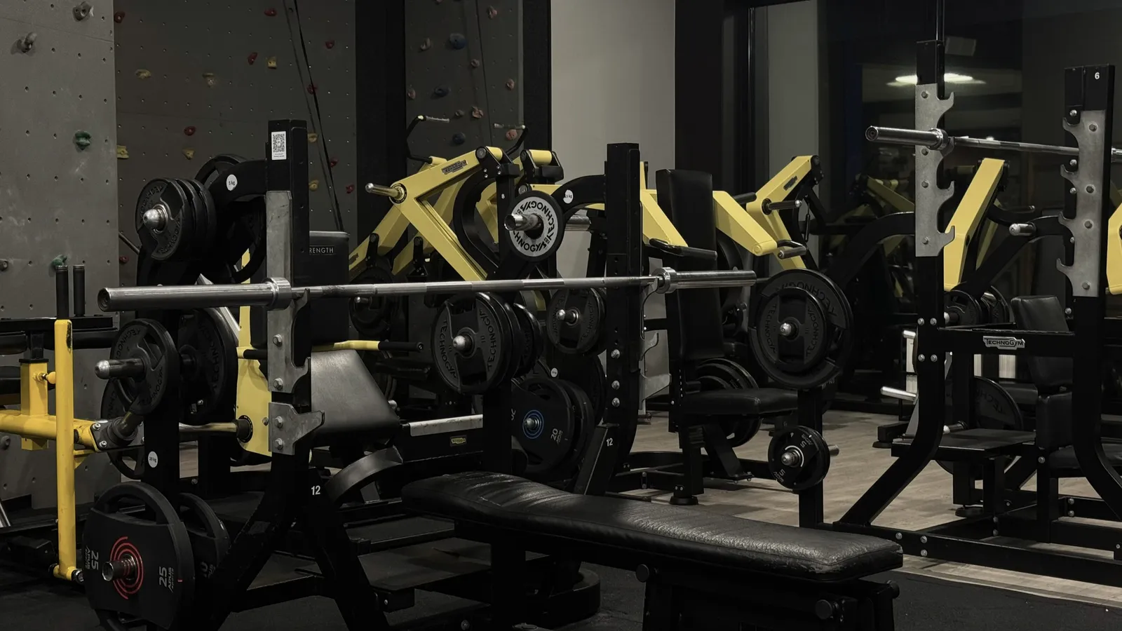 Strefa wolnych ciężarów na siłowni Infiniti Fitness w Kędzierzynie-Koźlu